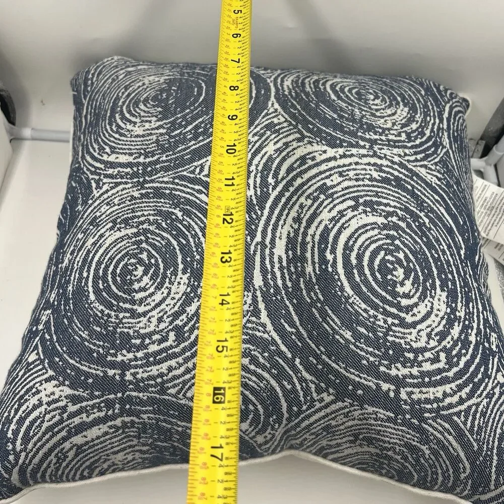 1-NWT CASA DECOR DECORATIVE Blue White Abstract Concentric Feather 20” Pillow